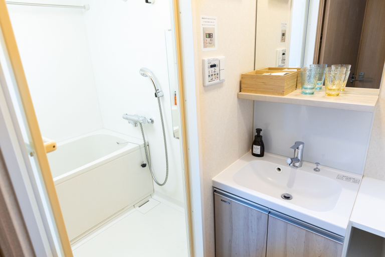 Bathroom 5, Minn Shin-Osaka, Osaka