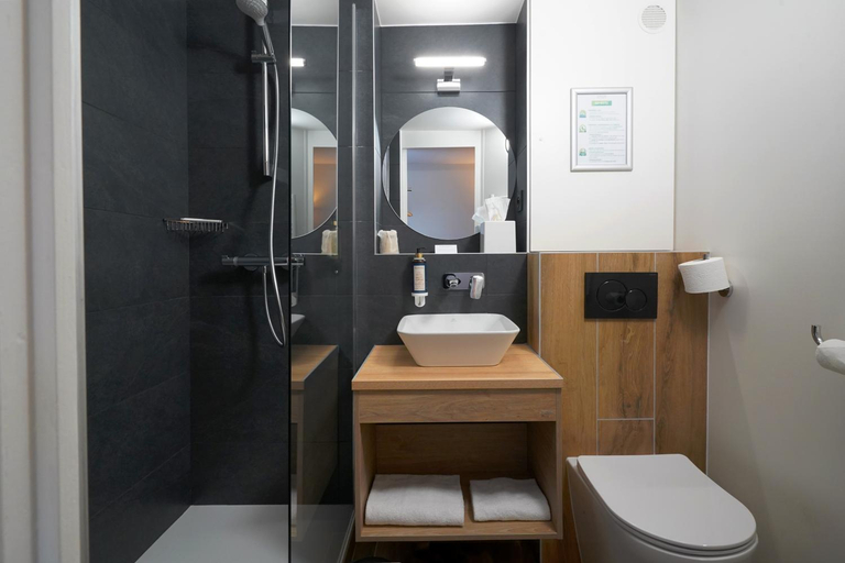 Bathroom 4, Best Western The Hotel Versailles, Yvelines