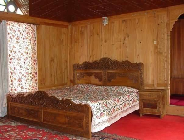 Others 5, Zulekha, Srinagar
