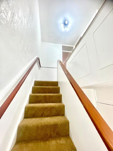 Others 4, Luxury 3 Bedroom Flat with Garden, London
