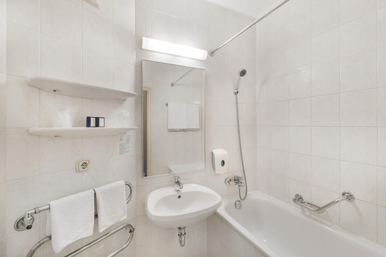 Bathroom 3, Hotel Budapest, Budapesti