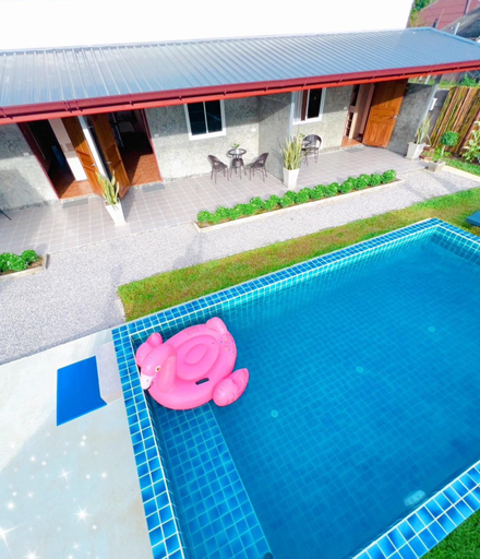 Swimming pool [outdoor]