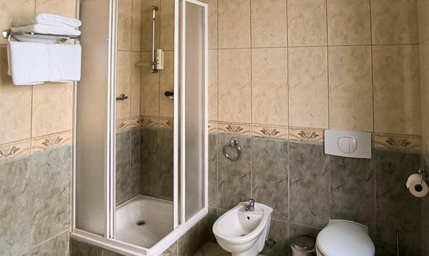 Bathroom 4, Hotel Romanza, Cheb