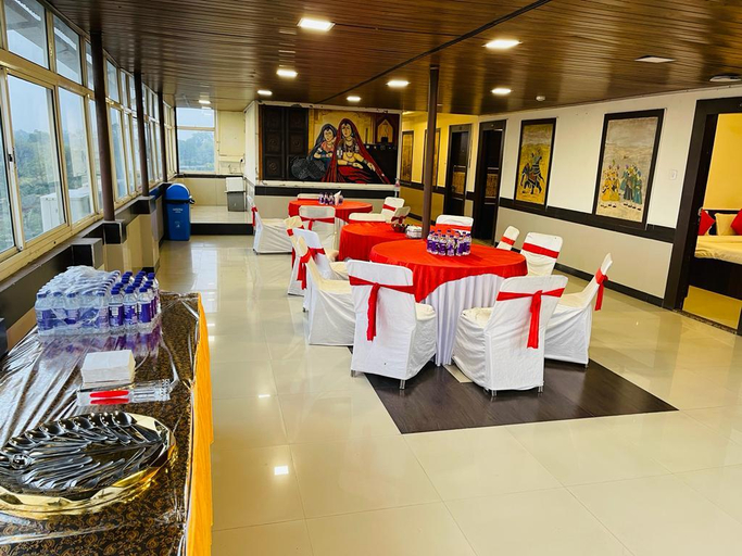 Food & Drinks 4, Wishotel Xpress 7 Eleven, Indore