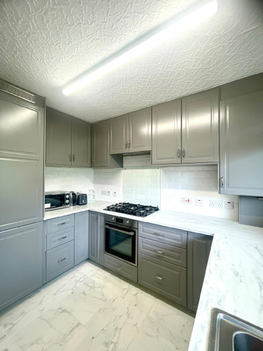 Others 3, Luxury 3 Bedroom Flat with Garden, London