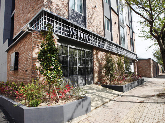 Exterior & Views