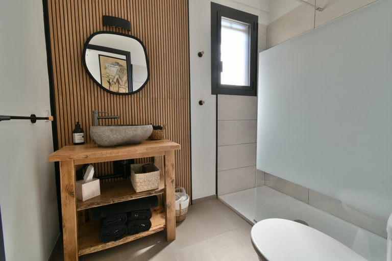 Bathroom 3, Une nuit en Luberon et SPA, Vaucluse