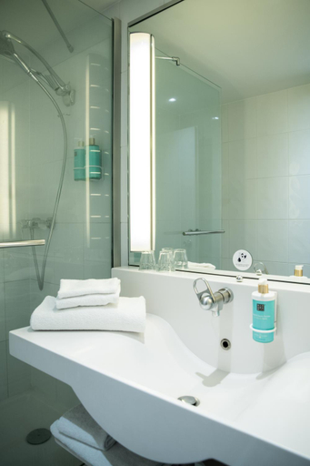 Bathroom 5, Novotel Saint-Avold, Moselle