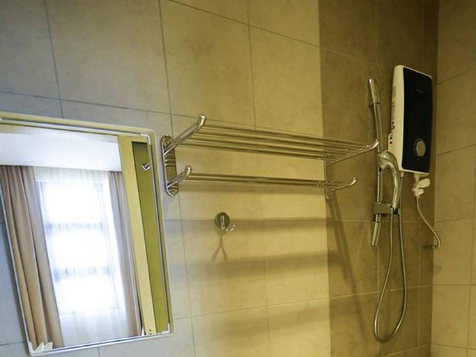 Bathroom 3, Rooms by Rocana, Kuantan