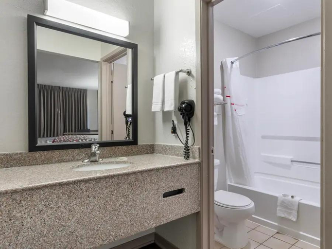 Bathroom 4, Red Roof Inn Canton, Tx, Van Zandt