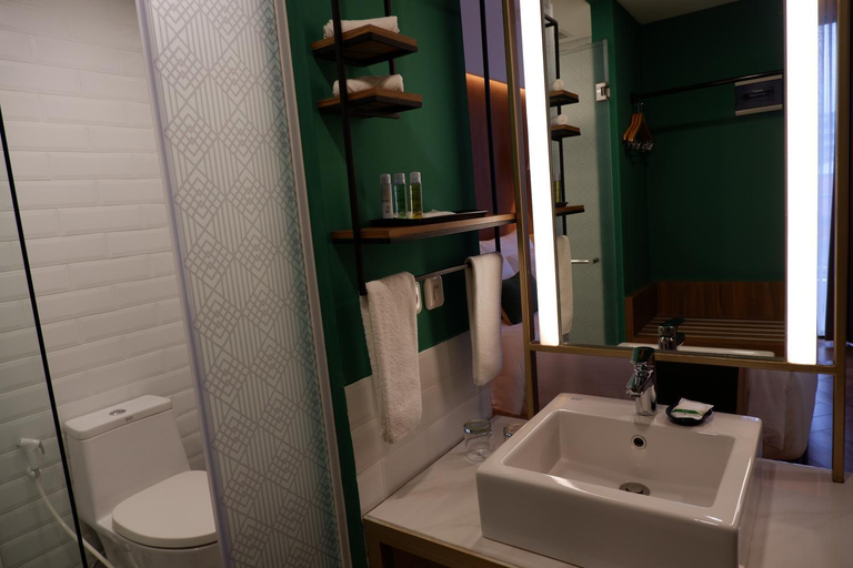 bathroom 13