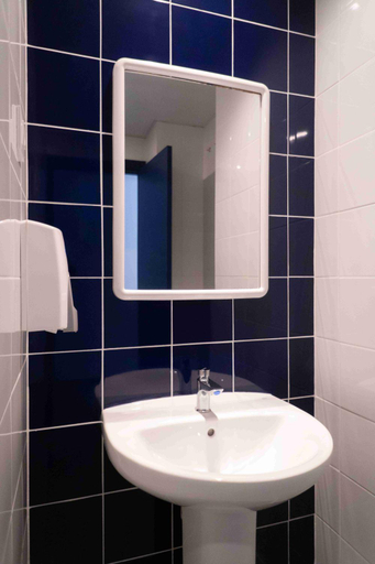 Bathroom 3, Safestay Barcelona Sea Hostel, Barcelona