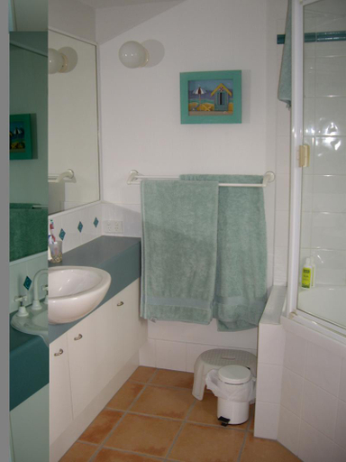 Bathroom 4, King'S Row Holiday Apartments, Caloundra - Caloundra S.