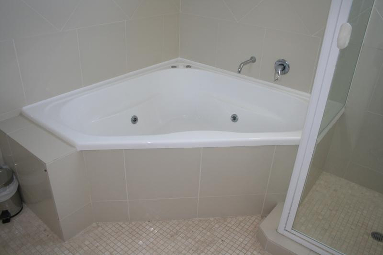 Bathroom 5, King'S Row Holiday Apartments, Caloundra - Caloundra S.