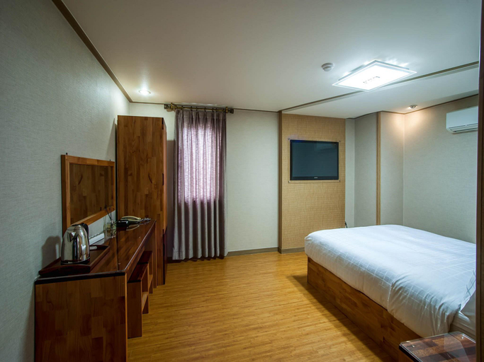 Bedroom 3, Jeju Maple Hotel, Jeju
