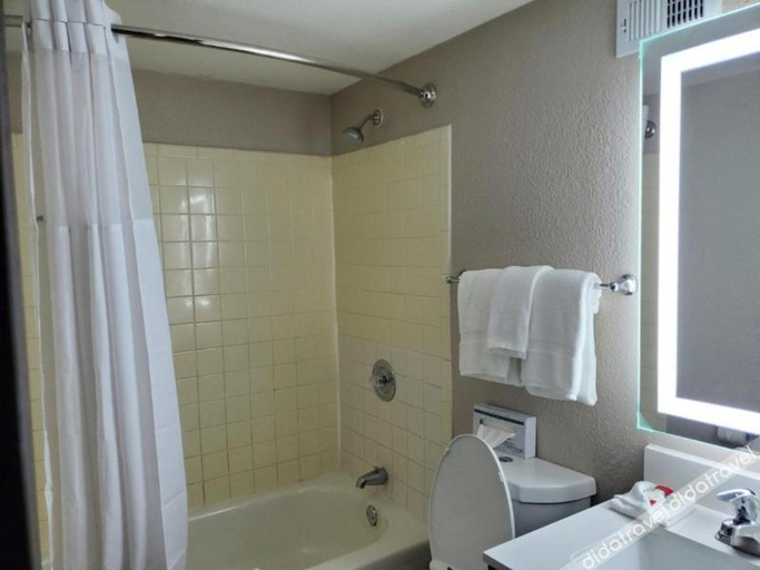 Bathroom 4, Super 8 by Wyndham Laredo, Webb