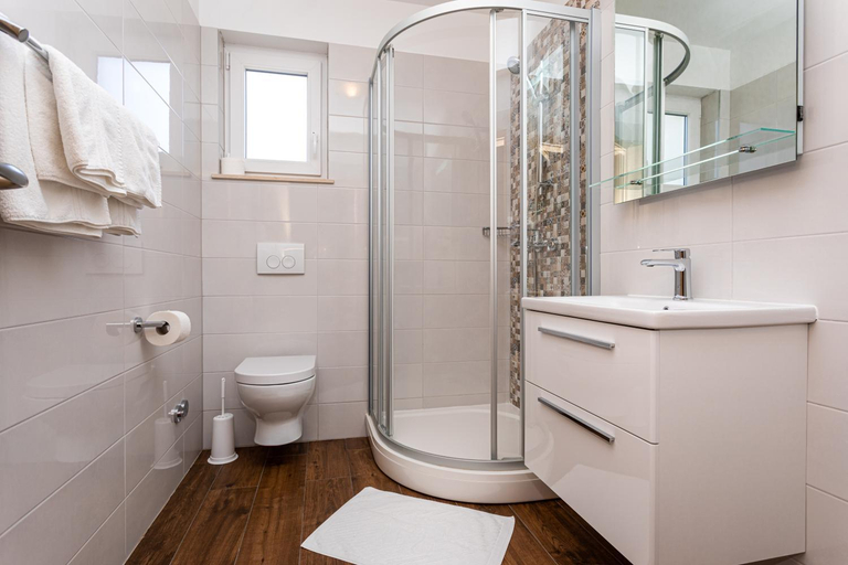 Bathroom 2, Apartments Crnekovic Tomislava 8A, Baška