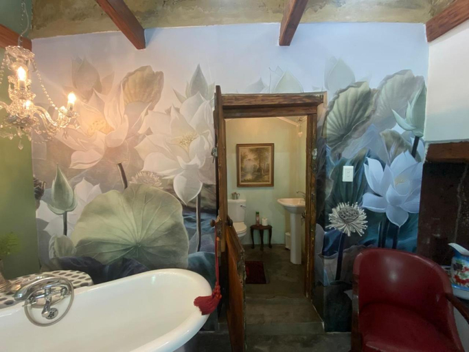 Bathroom 2, The Riverdeck Accommodation and Backpackers, Eden