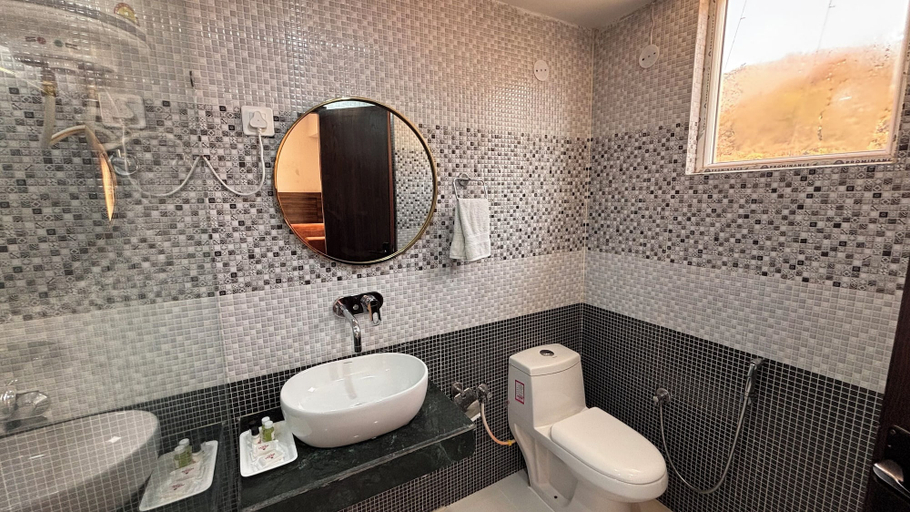 Bathroom, Hotel Reem, Kangra
