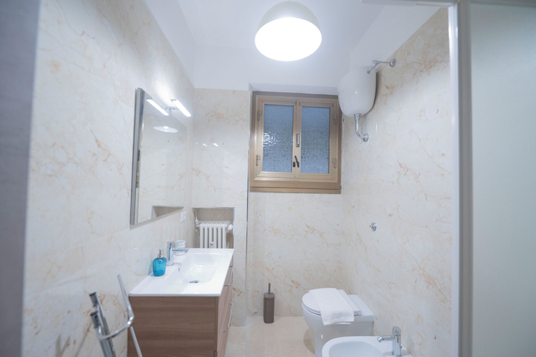 Bathroom 2, Spacious Family Apartment in Pigneto, Roma