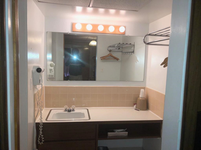 Bathroom 3, Campbell Lodge, Valley