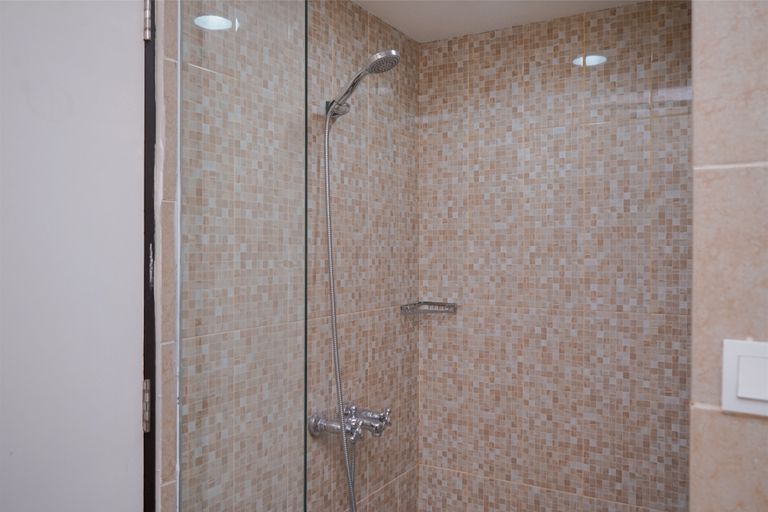 Bathroom 5, Comfy and Minimalist Studio (No Kitchen) Apartment Great Western By Travelio, Tangerang