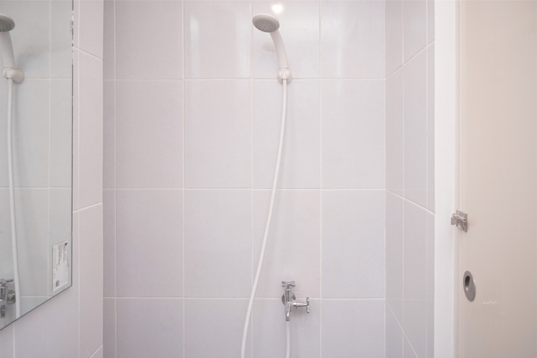 Bathroom 4, Simply Look Studio Room at Tokyo Riverside PIK 2 Apartment By Travelio, Tangerang