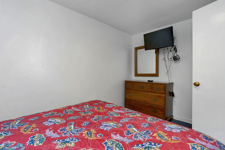 Bedroom 2, Ne'r Beach Motel, York