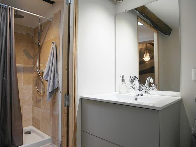 Bathroom 3, B&B Clos Emilion et table d'hote en option, Gironde