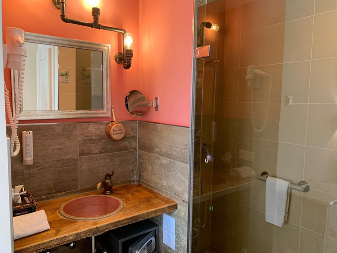 Bathroom 3, Hotel Chapeau Noir by ANS, Saarlouis