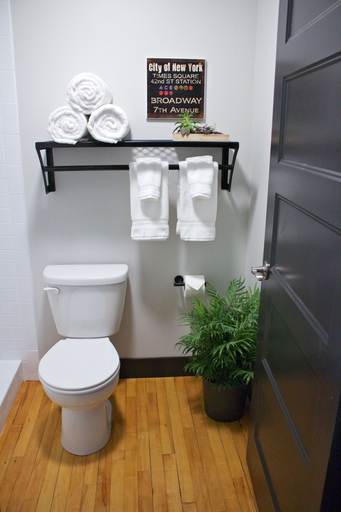 Bathroom 4, Hotel Grinnell Downtown, an Ascend Collection Hotel, Poweshiek