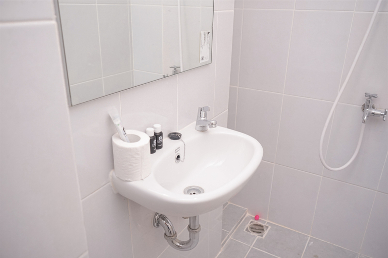Bathroom 5, Simply Look Studio Room at Tokyo Riverside PIK 2 Apartment By Travelio, Tangerang
