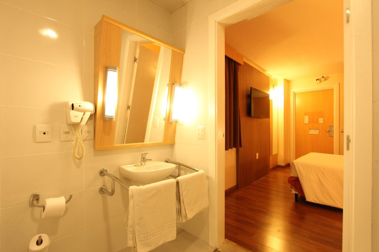 Bathroom 4, Ajax Hotel, Colatina
