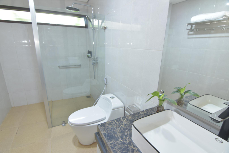 Bathroom 16