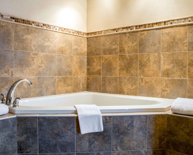 Bathroom 5, Cicero Grand - Syracuse North, Onondaga