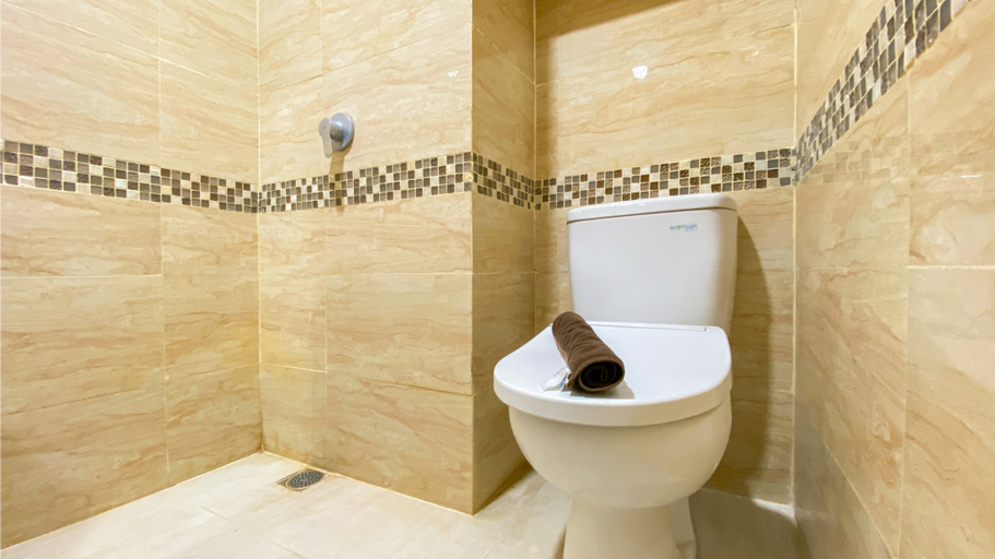 Bathroom 5, Relaxing and Homey Studio Apartment at B Residence By Travelio, Tangerang Selatan