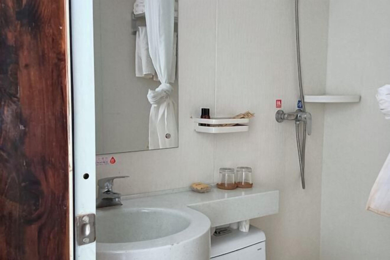 Bathroom 3, Yuqingfang Hongdu Hostel, Zunyi