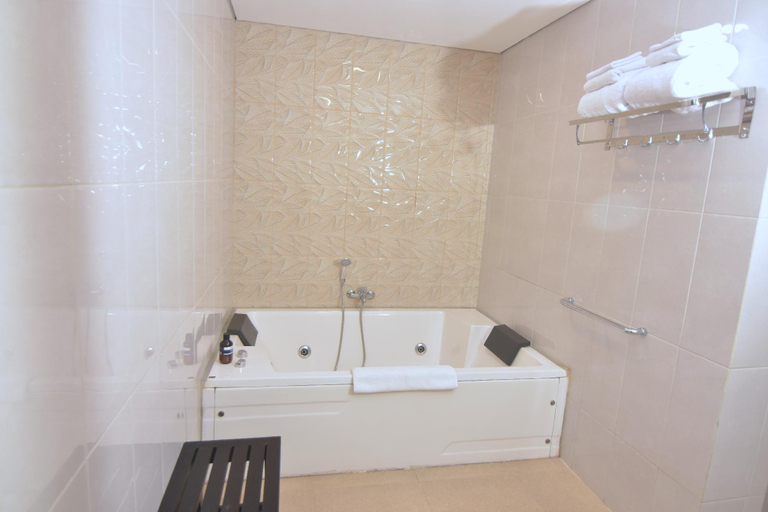 Bathroom 12