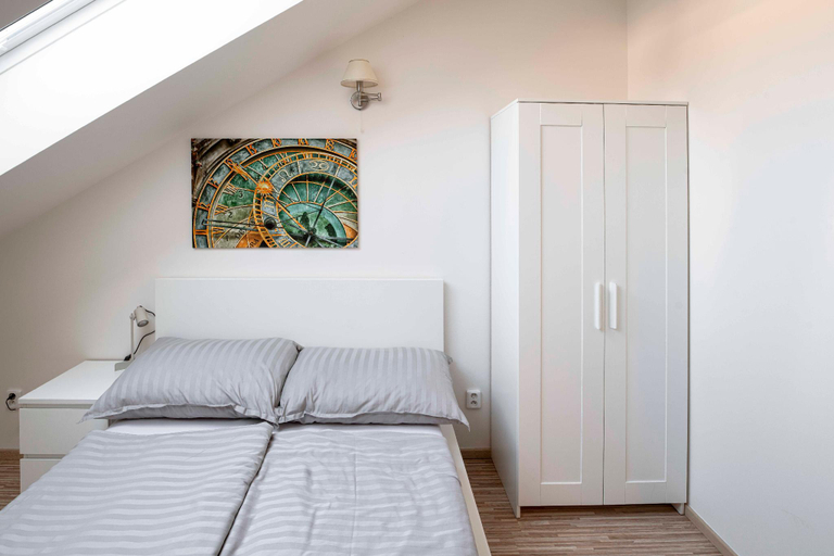 Bedroom 2, 150m² 4BR Duplex Near Metro & Prague Center, Praha 2