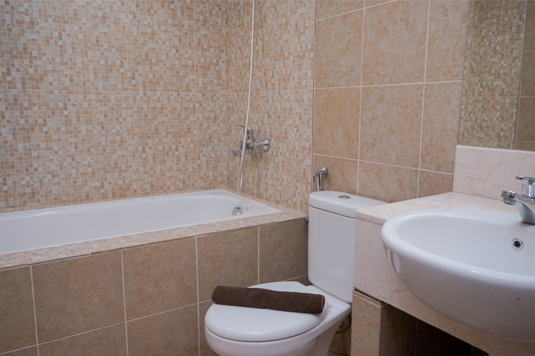 Bathroom 5, Spacious and Elegant 3BR at Great Western Apartment By Travelio, Tangerang