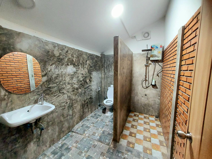 Bathroom 3, Aum Hum Homestay, Fang