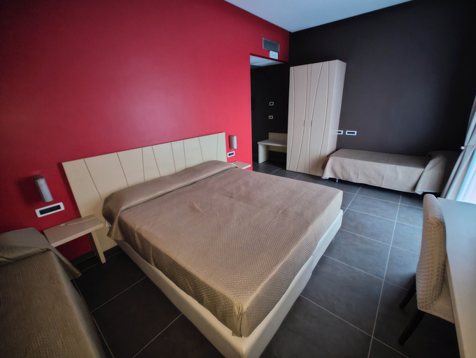 Bedroom 5, Sunrise Hotel, Napoli