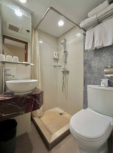 Bedroom 5, Oriental Lander Hotel, Kowloon