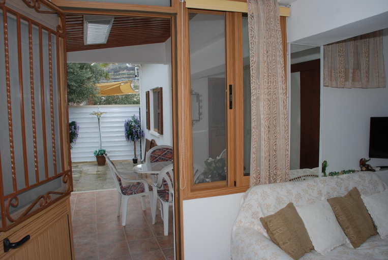 5, Kanarinis House