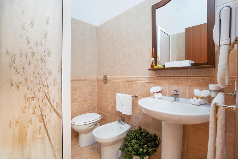 Bathroom 5, Cala di Ponente, Trapani