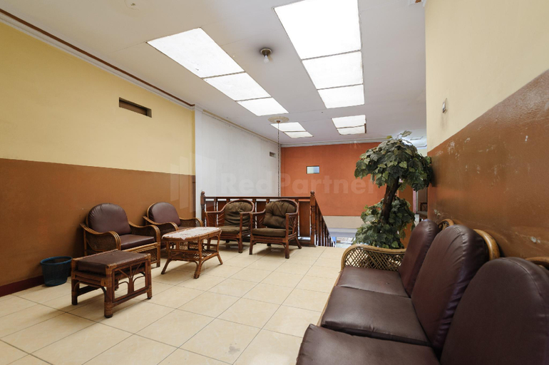 Public Area 3, Hotel Al Hakim Syariah RedPartner, Bekasi