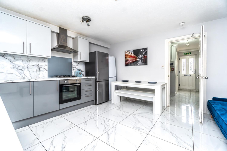 Others 2, Guest House in Maryland, London