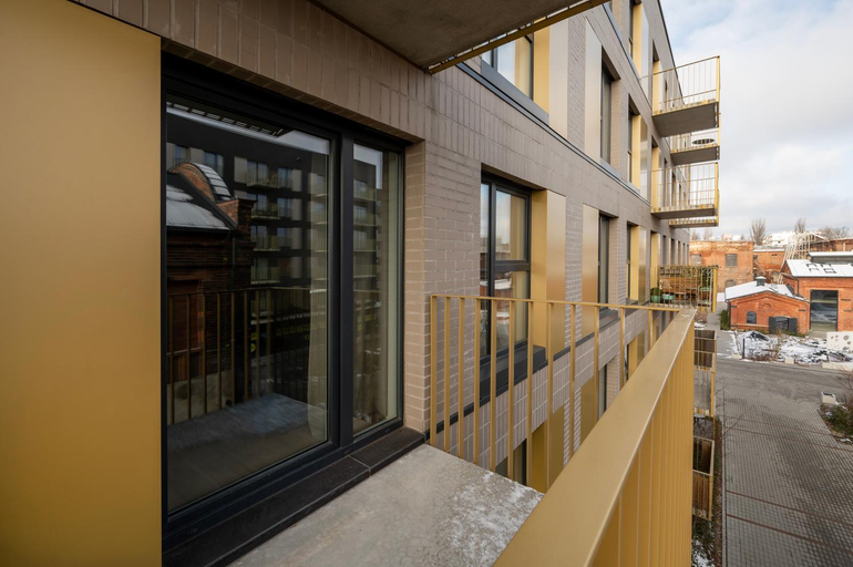 Exterior & Views
