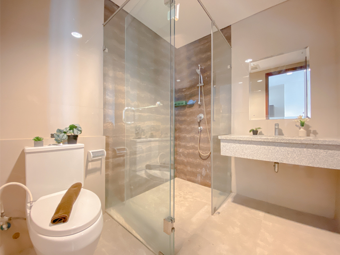 Bathroom 5, Big and Cozy 3BR Apartment Lucky Tower Residence By Travelio, Jakarta Barat