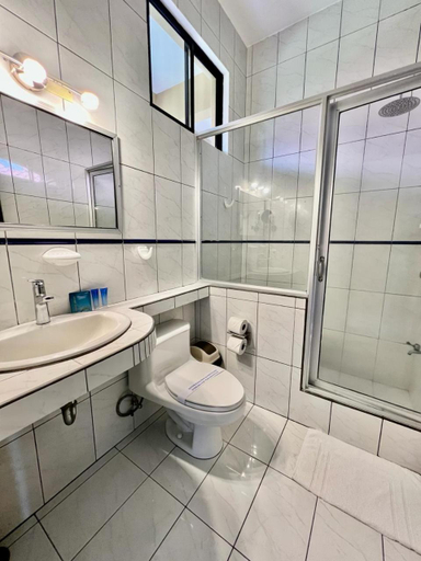 Bathroom 3, The Backyard Beachfront Hotel, Garabito